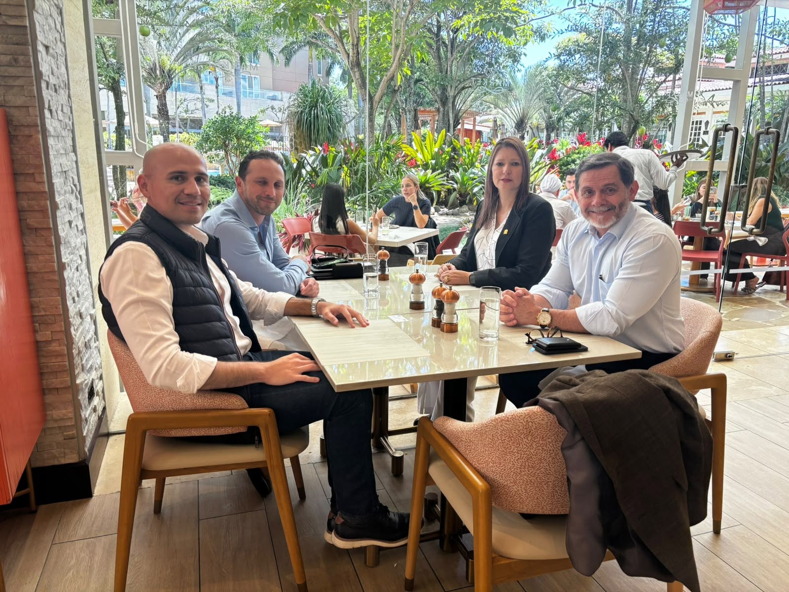 Representantes de CRECEX y VISA durante un almuerzo de trabajo para fortalecer alianzas estratégicas en favor del comercio exterior y la competitividad.