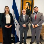 Representantes de CRECEX y el Embajador de Honduras en Costa Rica durante una reunión para fortalecer las relaciones comerciales y la cooperación bilateral.