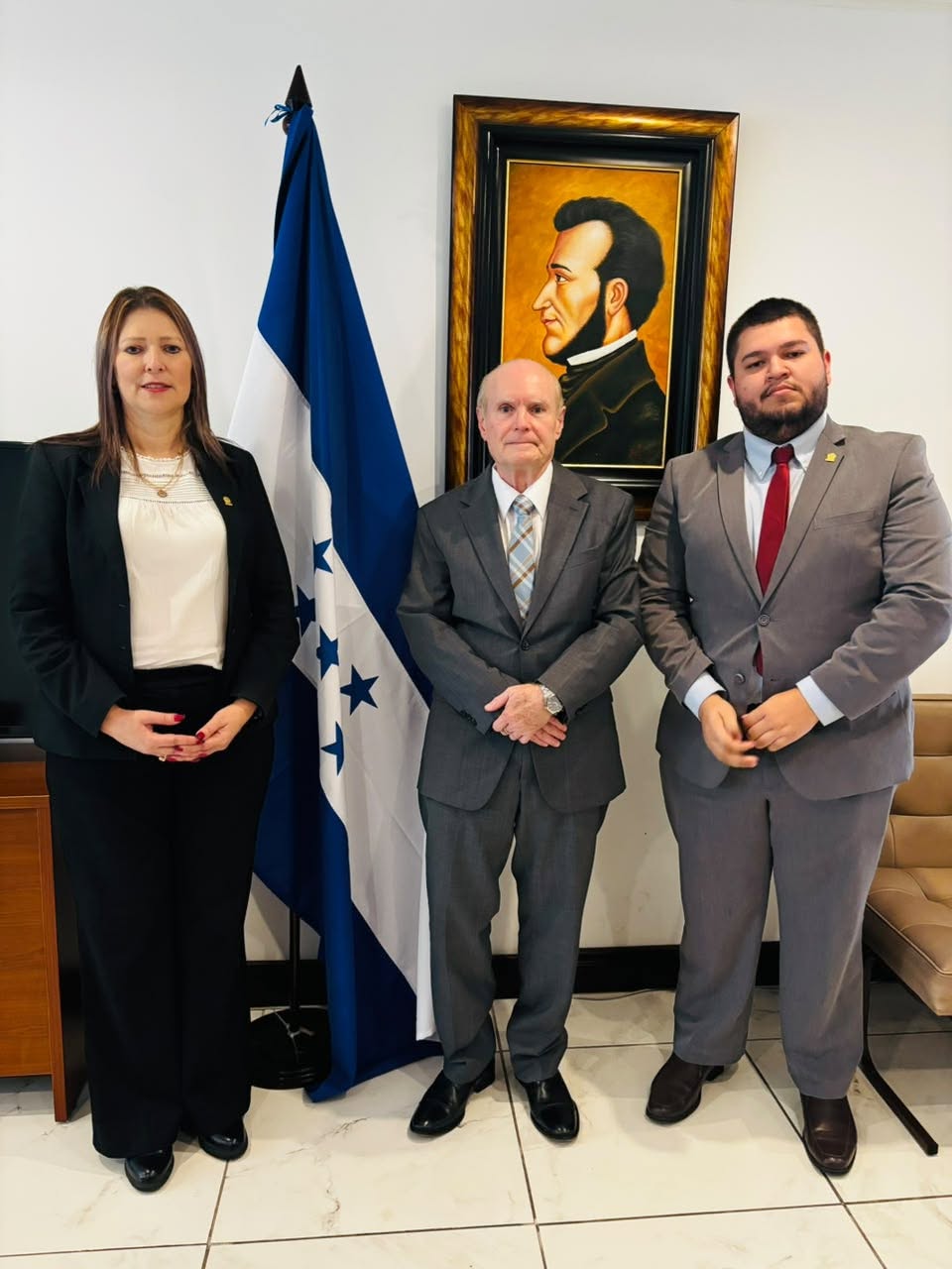 Representantes de CRECEX y el Embajador de Honduras en Costa Rica durante una reunión para fortalecer las relaciones comerciales y la cooperación bilateral.