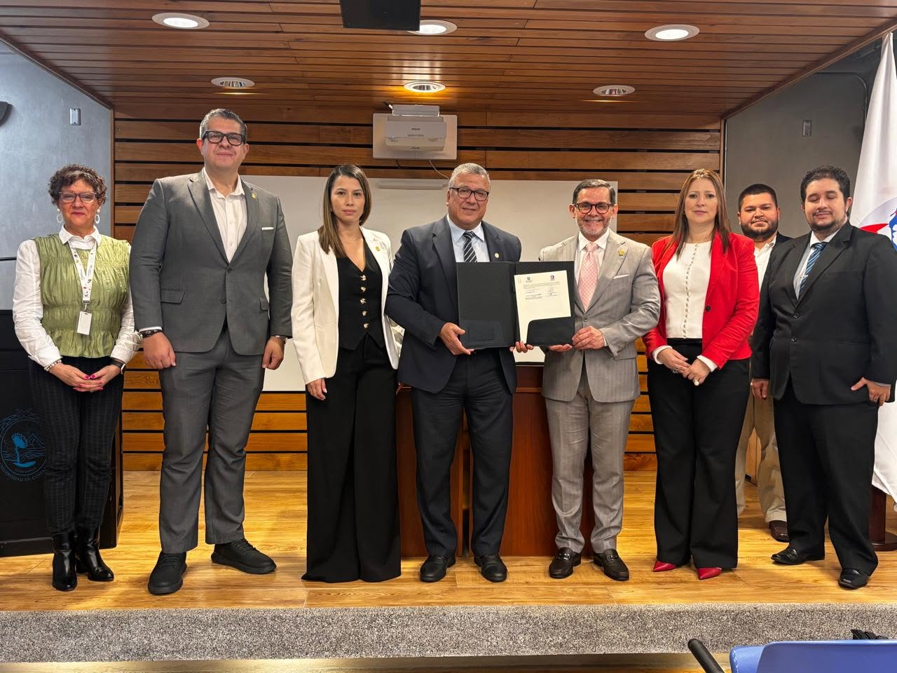 CRECEX y UCR formalizan alianza estratégica para fortalecer el comercio exterior