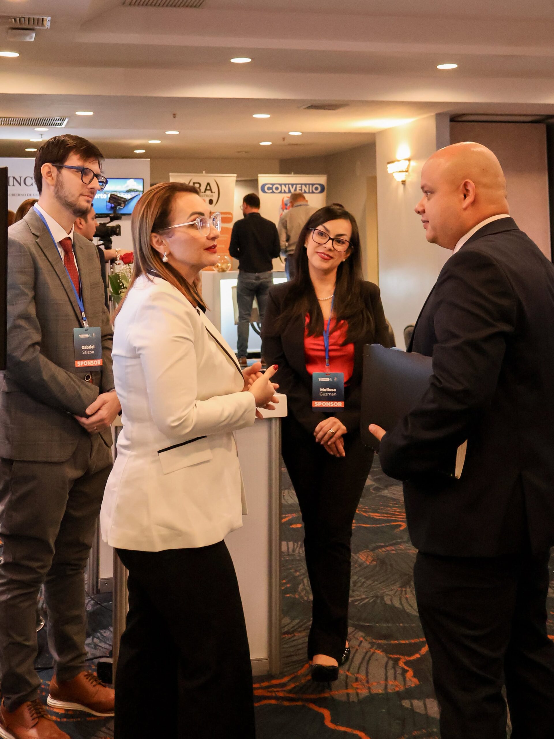 Networking empresarial en Enlace Comercial 2026 entre empresarios costarricenses y representantes de mercados internacionales.