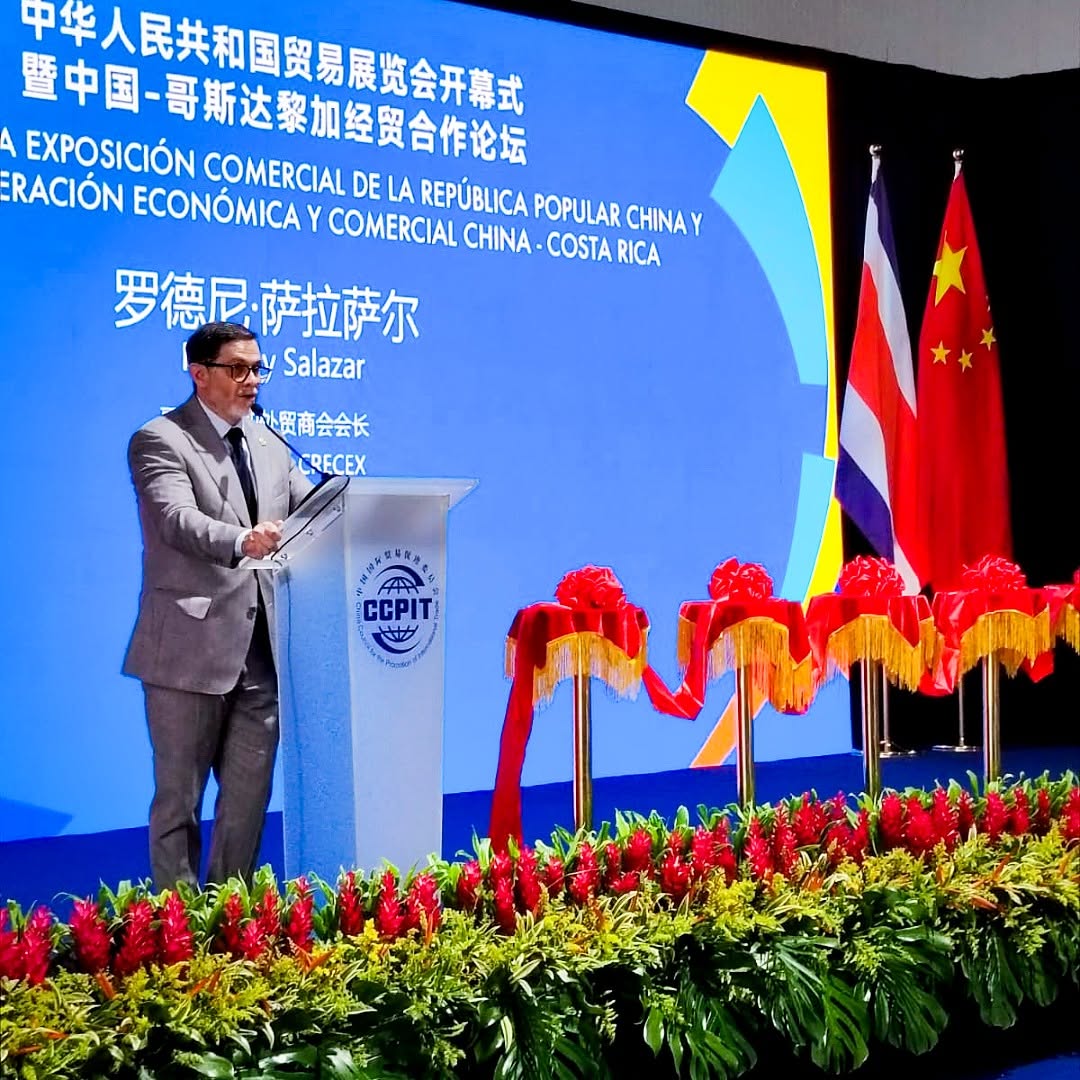 Rodney Salazar, presidente de CRECEX, participa en la inauguración del Foro de Cooperación Económica y Comercial China–Costa Rica.